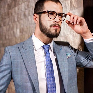 Costumul business nu inseamna neaparat culori sobre